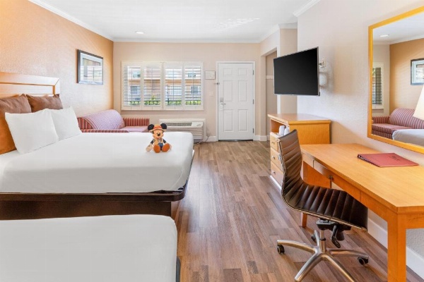 Anaheim Islander Inn dan Suite image 16